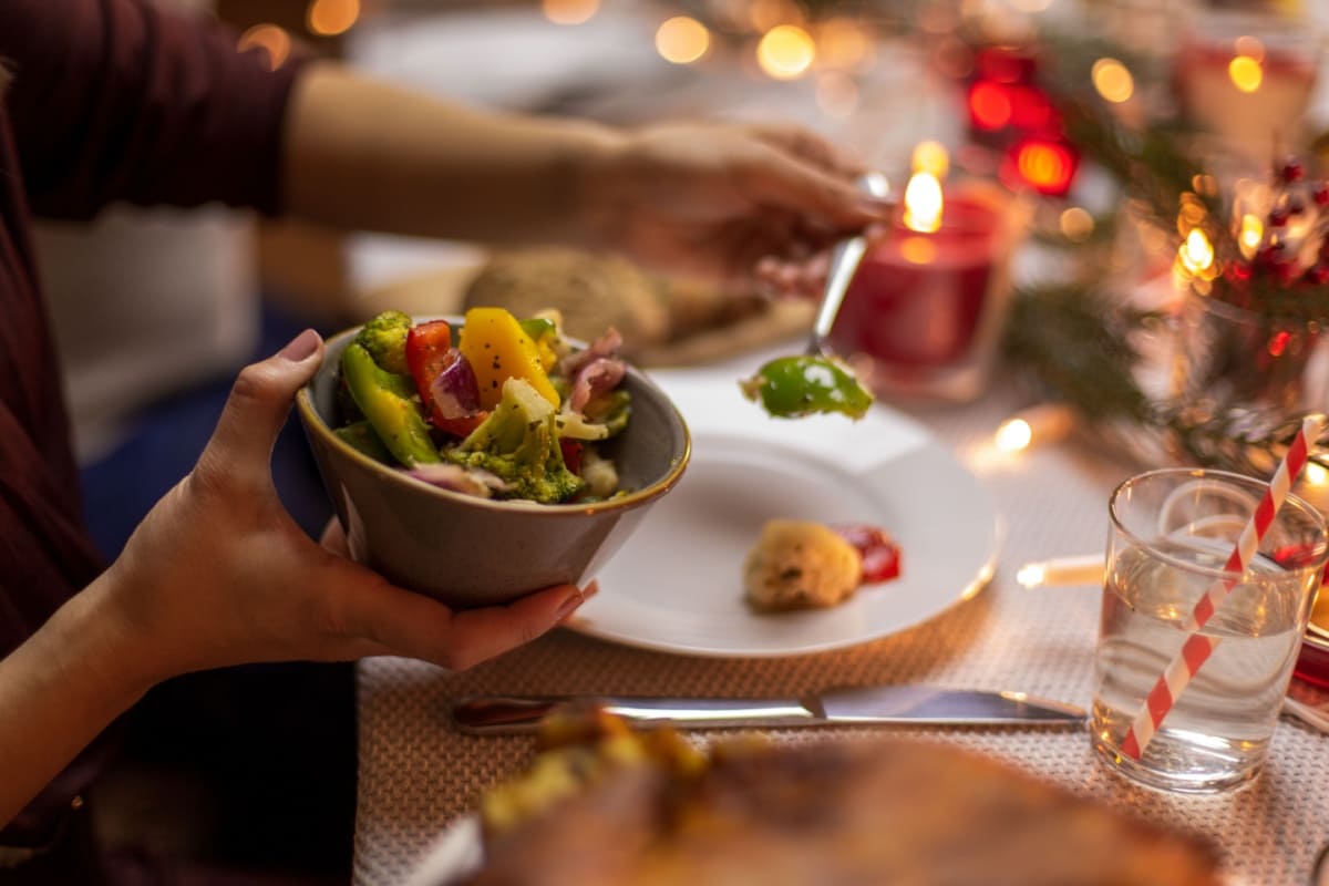 invitat la masa de Craciun care consuma legume 