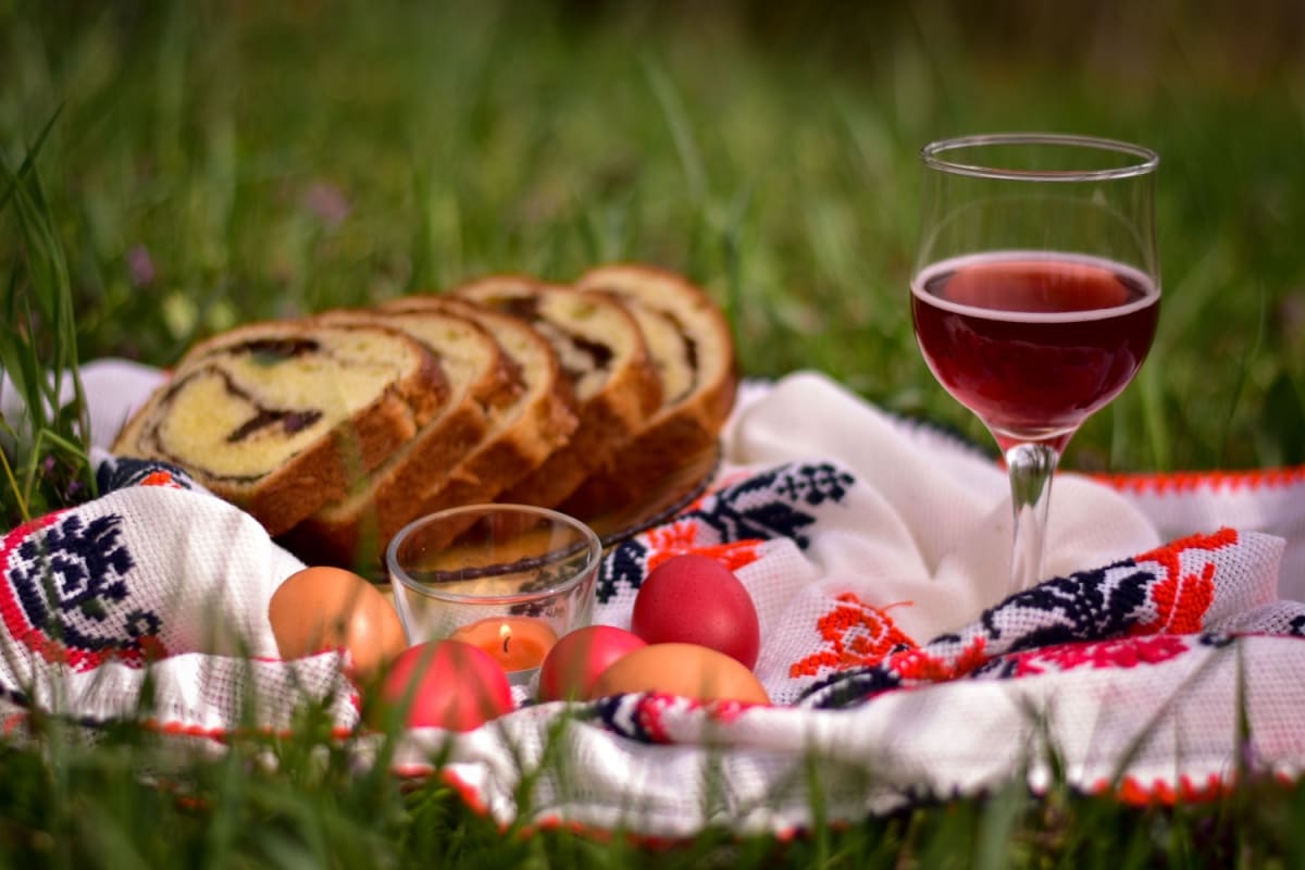 picnic cu preparate tradiționale românești de Paște