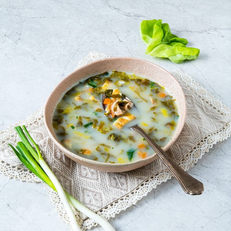 bol cu ciorbă de salată cu omletă și afumătură